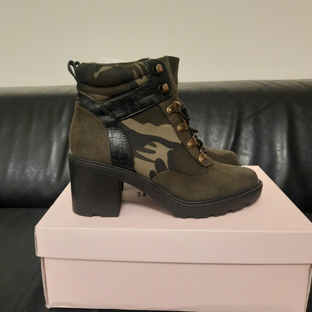 Women's Camo Boots